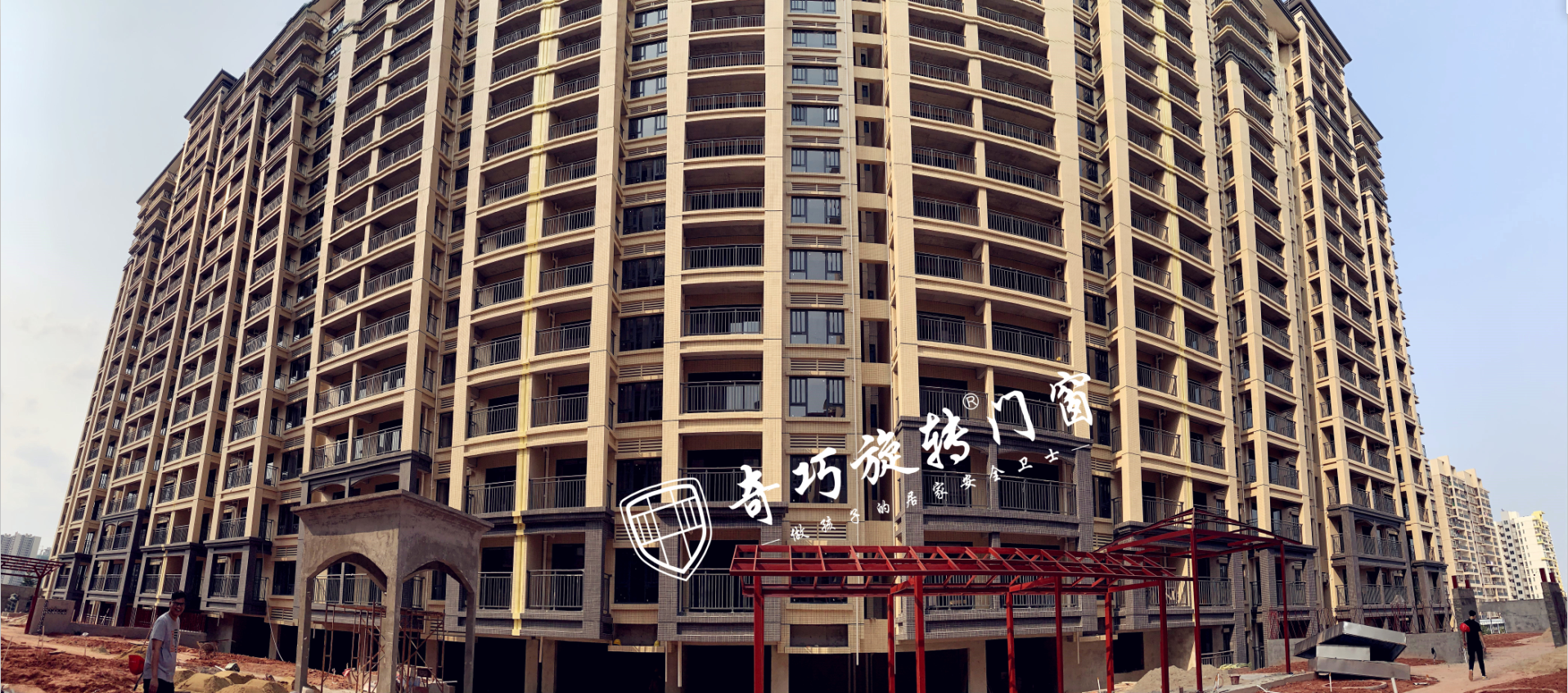 广东云浮新兴锦绣华庭联手佛山奇巧旋转门窗打造五星级空中花园